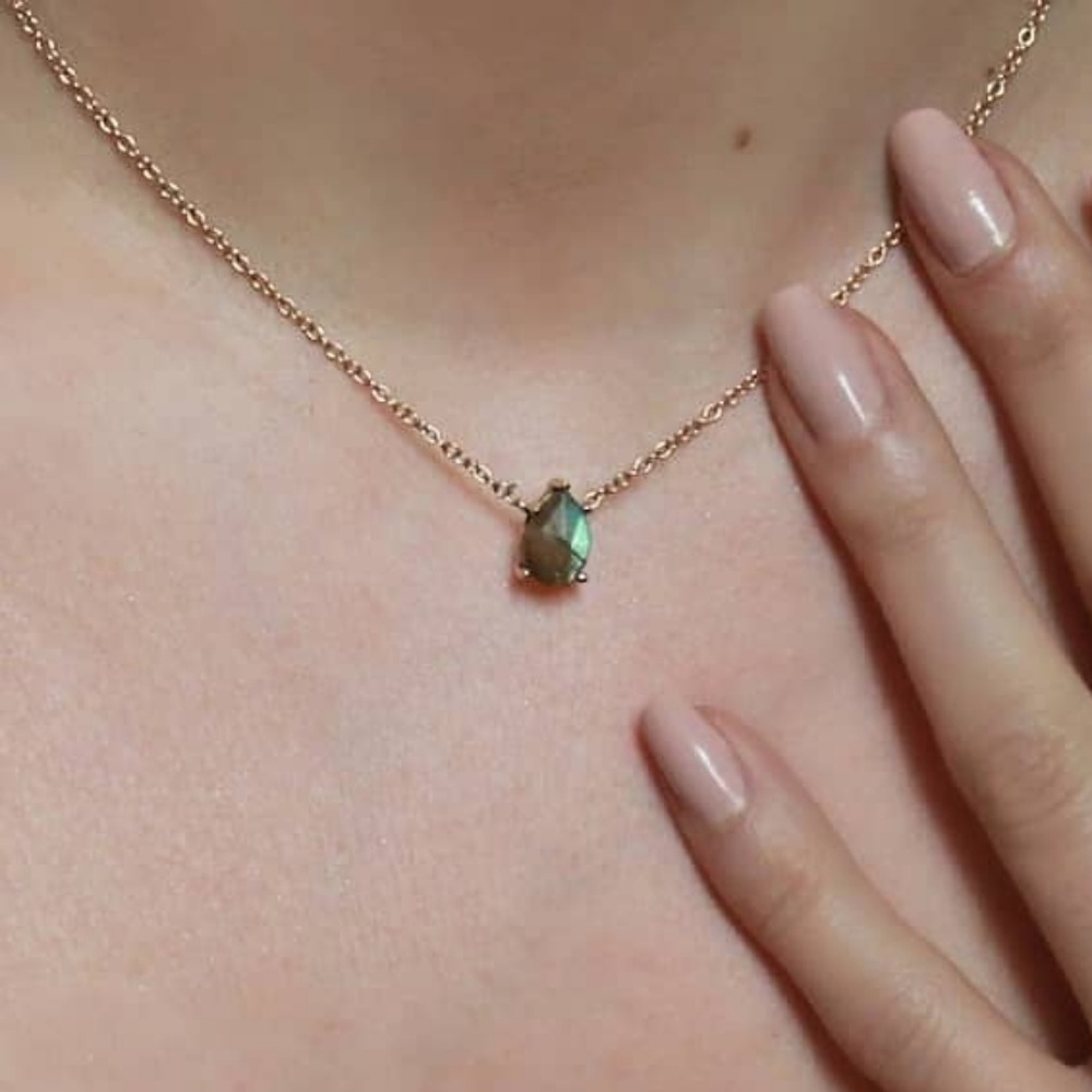 14KY gold Necklace w a pear shape Labradorite